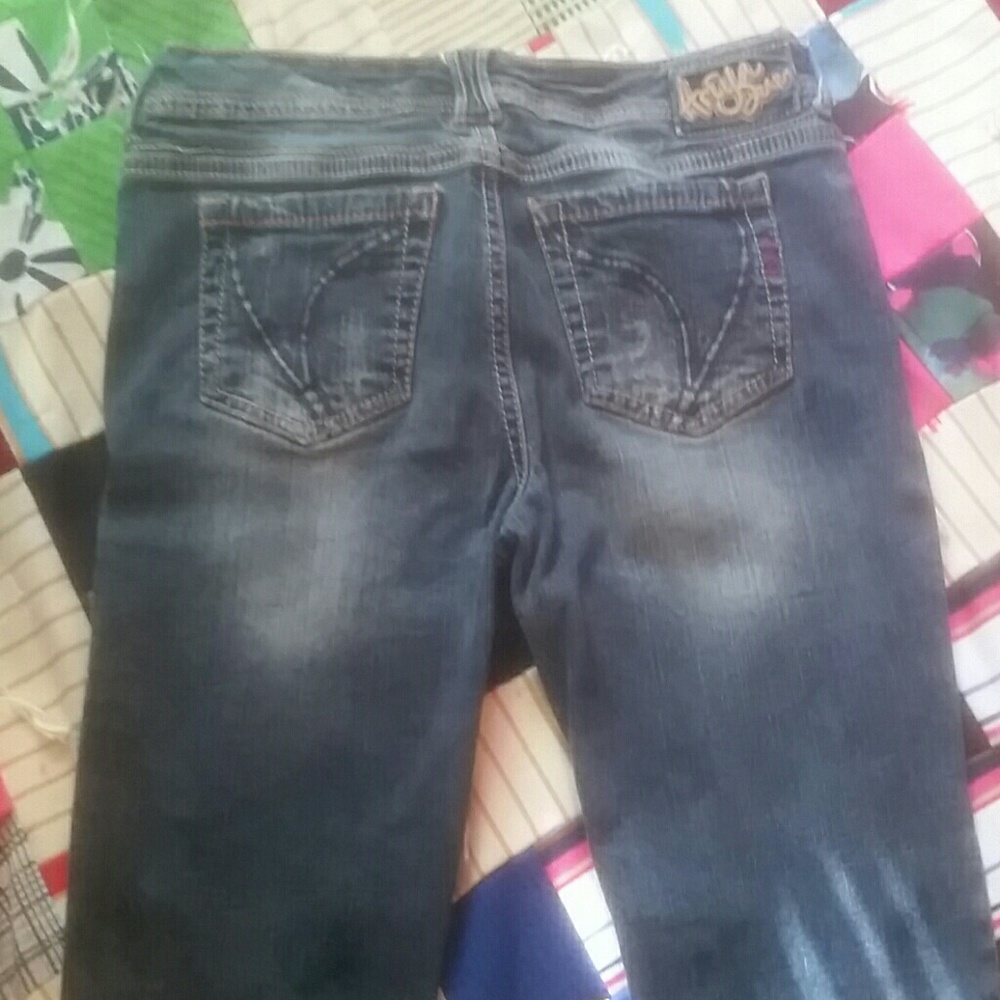 Ariya Jeans - Picture 5 of 5